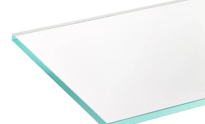 Le verre : Est un matériau transparent et contemporain, apporte luminosité et sophistication à l’agencement. Utilisé dans les cloisons, les étagères et les meubles, le verre créé une ambiance aérée, le compact offre une durabilité exceptionnelle tout en permettant une diversité de designs contemporains.